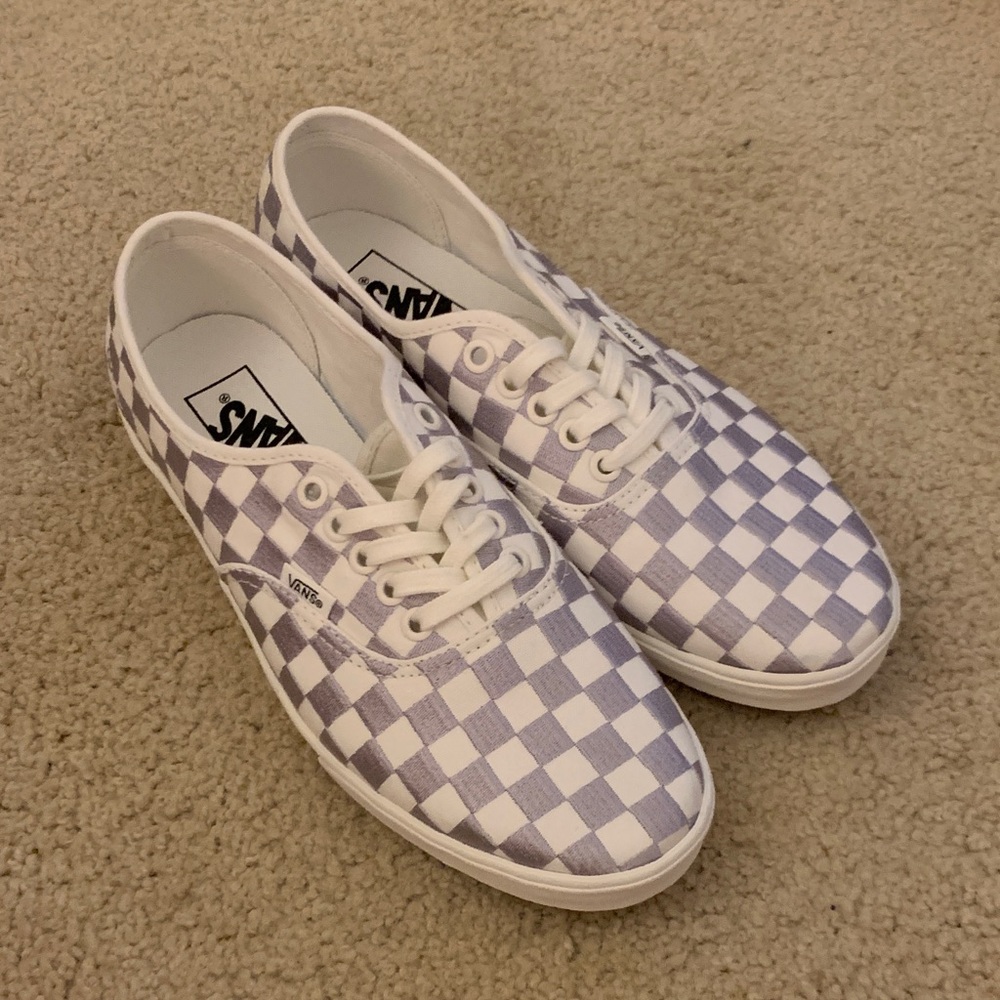 Women’s Sz 9 NWOT White & Silver Embroidered Checkered Vans